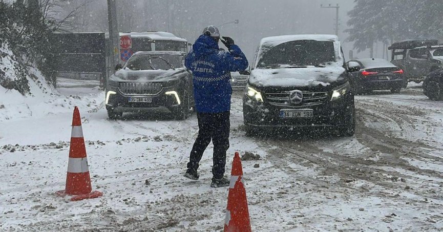 Zabıta karla kaplı yollarda görevde