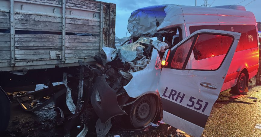 Kamyonla minibüs çarpıştı: 7 yaralı