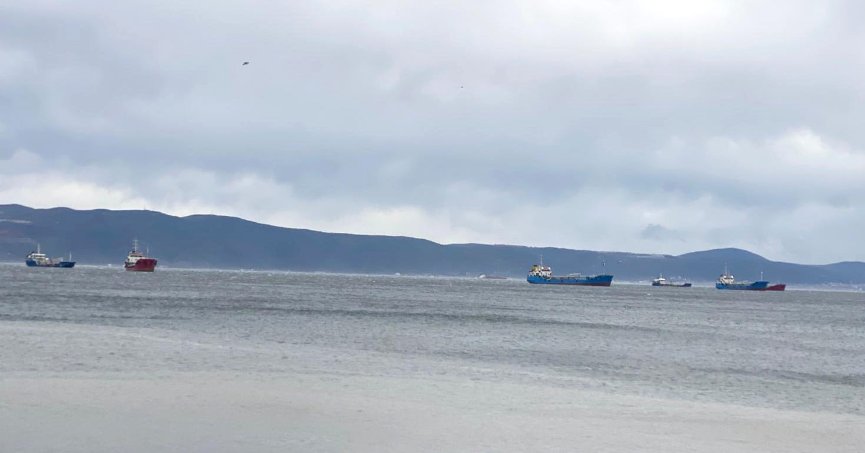 Fırtına nedeniyle gemiler Karamürsel açıklarına demirledi