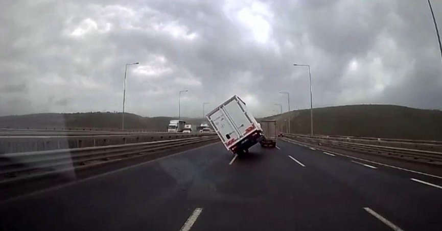 Fırtınada seyir halindeki kamyonet devrildi