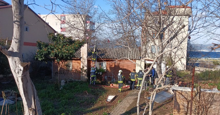 Gecekondu yangını büyümeden söndürüldü