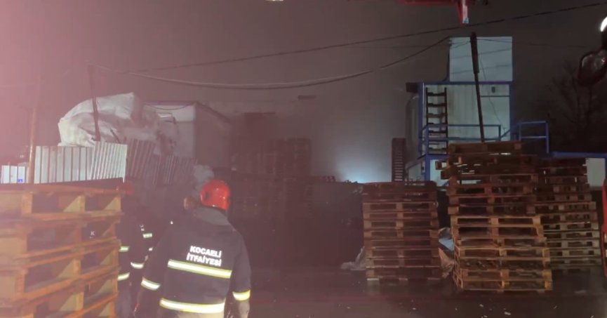 Palet deposunda korkutan yangın