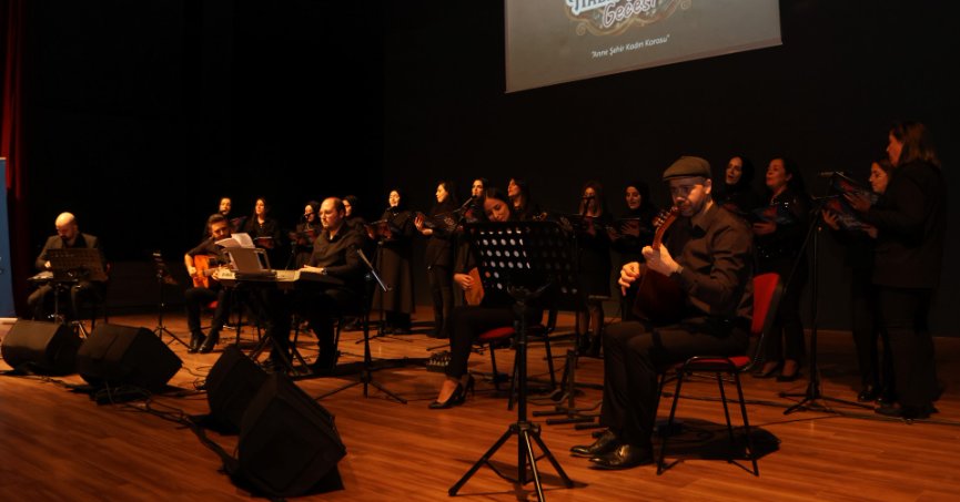 Anne Şehir Kadın Korosu alkış topladı