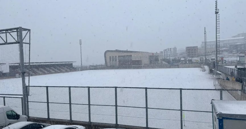 Kar yağışı futbolu durdurdu