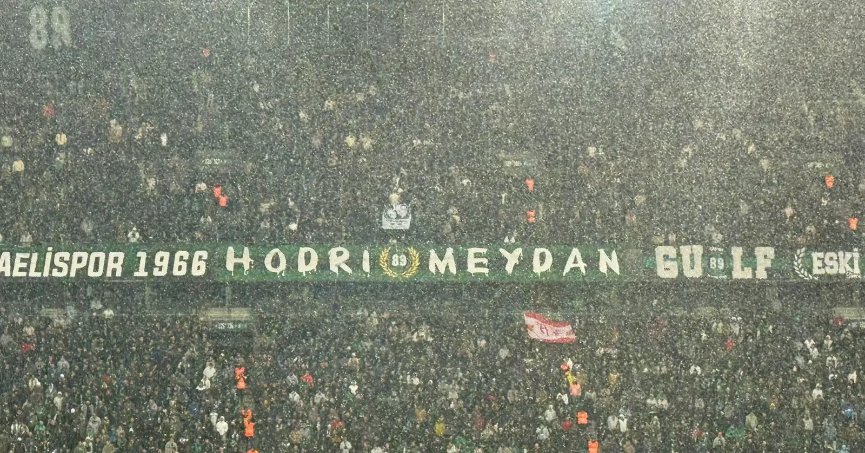 Kar yağışı tribünleri etkiledi