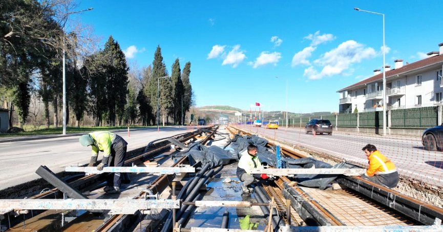 Raylar Kartepe’ye  doğru döşeniyor   