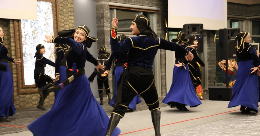 Yedi bölgenin halk  oyunları büyüledi