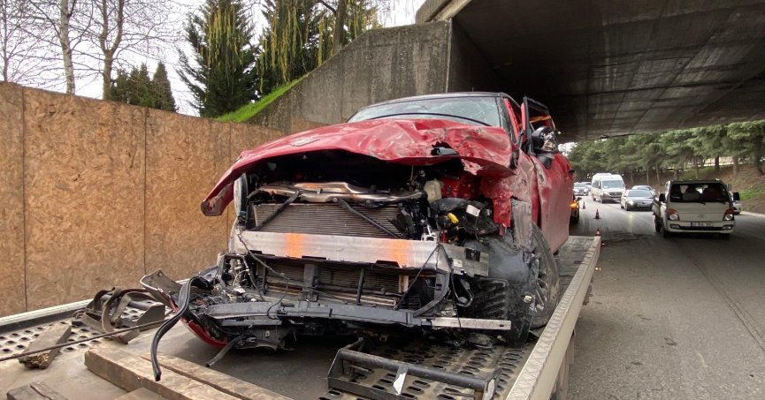 Otomobil köprü ayağına çarptı