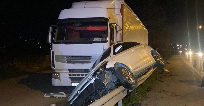 Bariyerlerde sürüklenen araç tıra çarptı: 4 yaralı