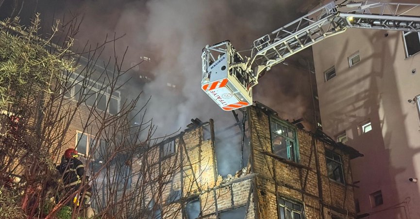 Ahşap metruk bina küle döndü