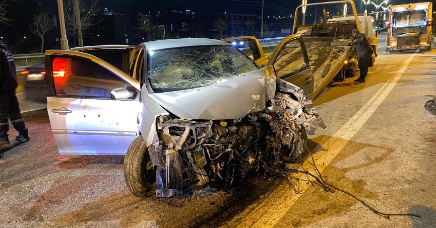 Otomobil direğe çarptı: 4 yaralı