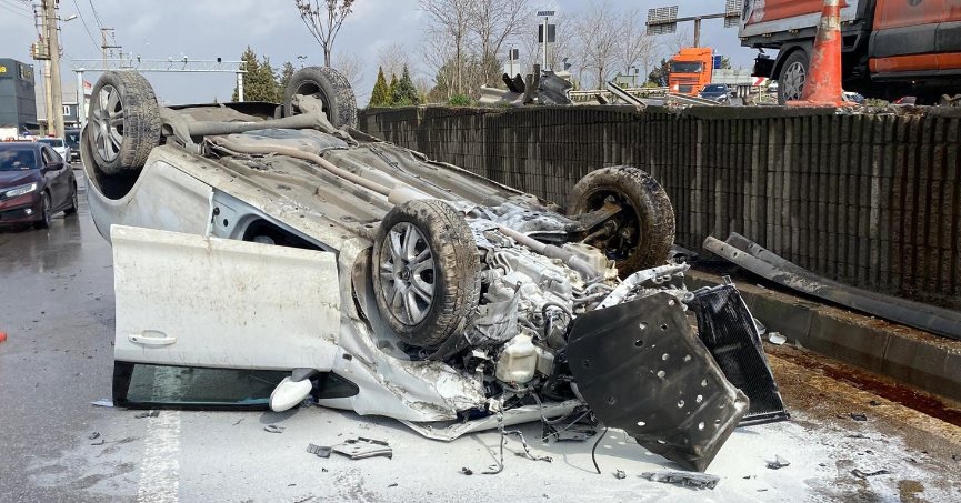 Otomobil yan yola düştü: 2 yaralı