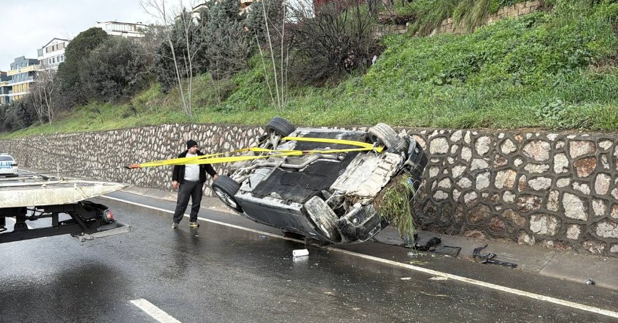Devrilen otomobilin sürücüsü yaralandı