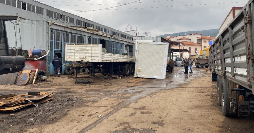 İşçi, konteyner ile tır dorsesi arasında sıkıştı