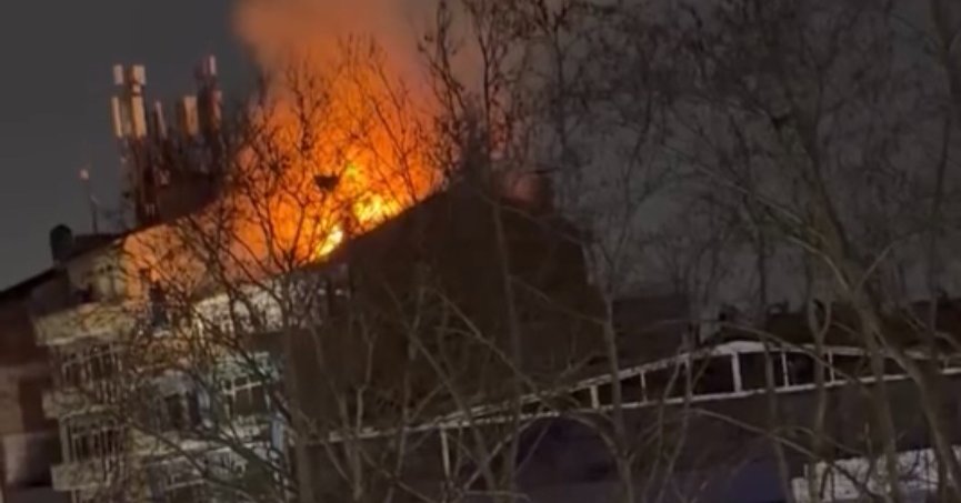 7 katlı binanın çatısında korkutan yangın