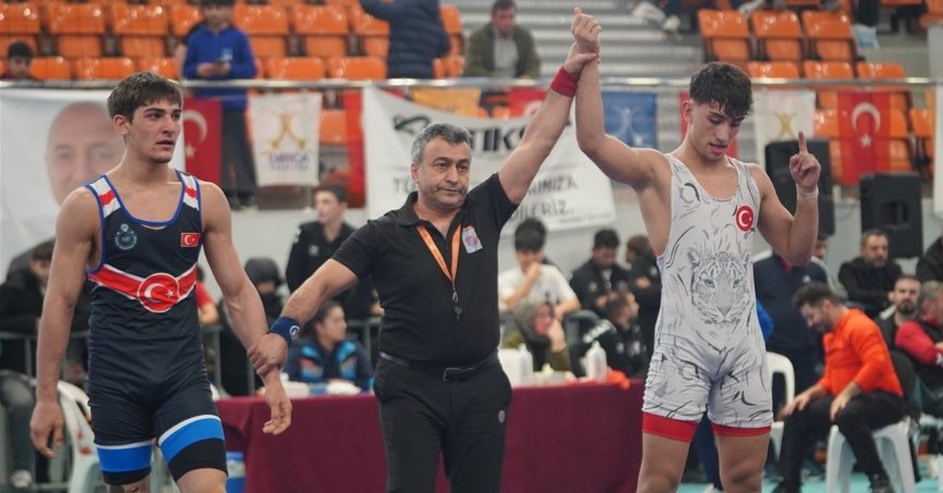 Güreşciler minderin tozunu attırdı