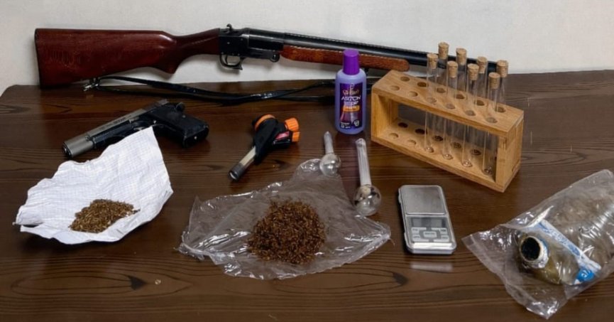 Suç makinesinin evinden silah ve uyuşturucu çıktı