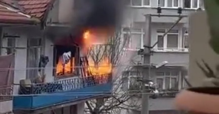 Gölcük’te ev yangınında elektrik kabloları patladı
