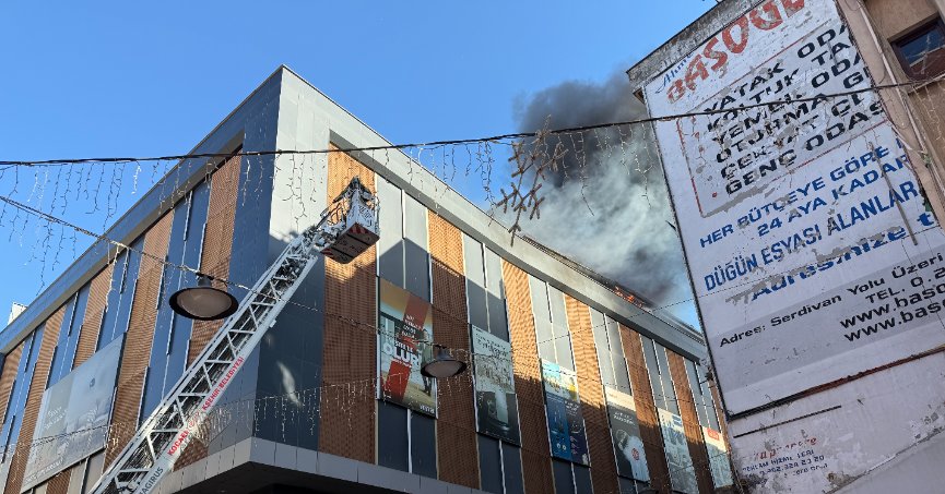 İş merkezinin deposu alev alev yandı