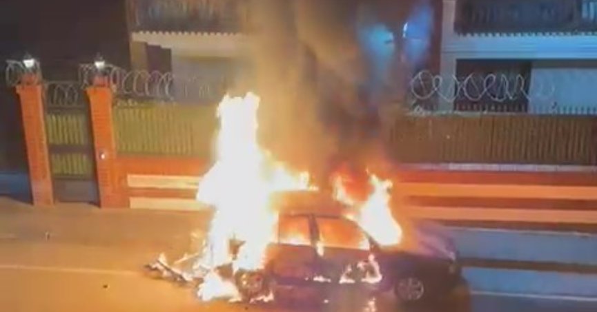 Park halindeki araç alevlere teslim oldu