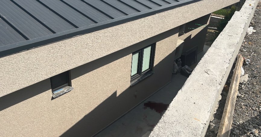 4 metre yükseklikten beton zemine düştü