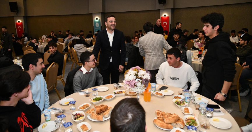 Özlü, gençlerle iftarda buluştu