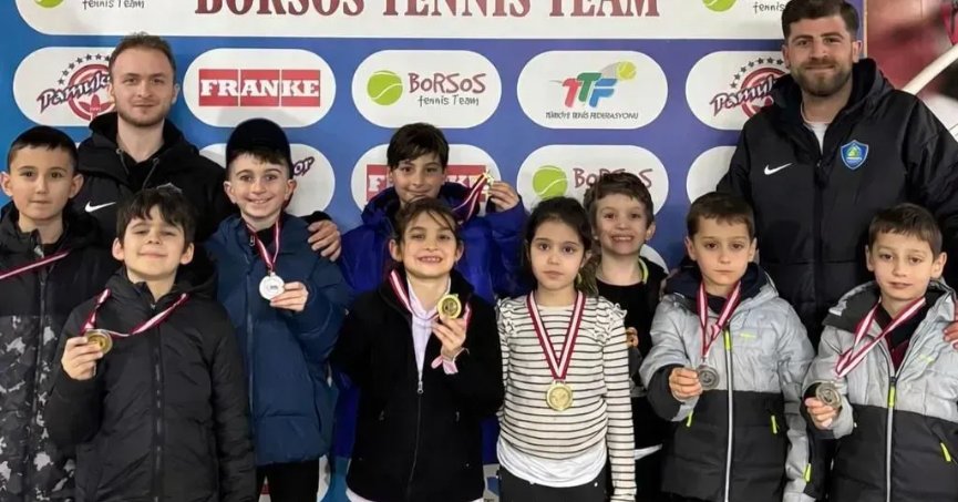 Küçük raketlerden şampiyonluk yağmuru