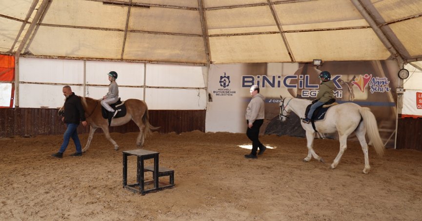 Ara tatilde 230 çocuk binicilikle tanıştı