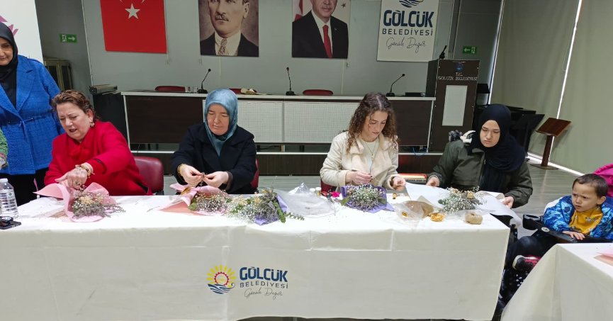 Çiçekler, kadınların elinde sanata dönüştü