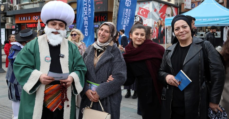 Roman kahramanları  İzmit sokaklarında   