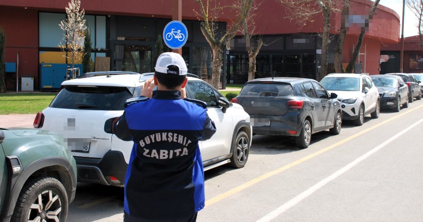 Zabıtadan çift taraflı parklara müdahale