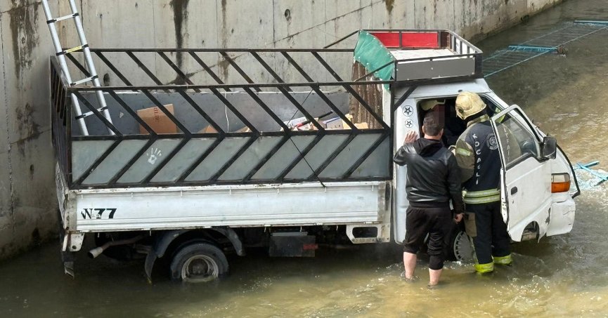 Kamyonet dereye uçtu: 1 yaralı