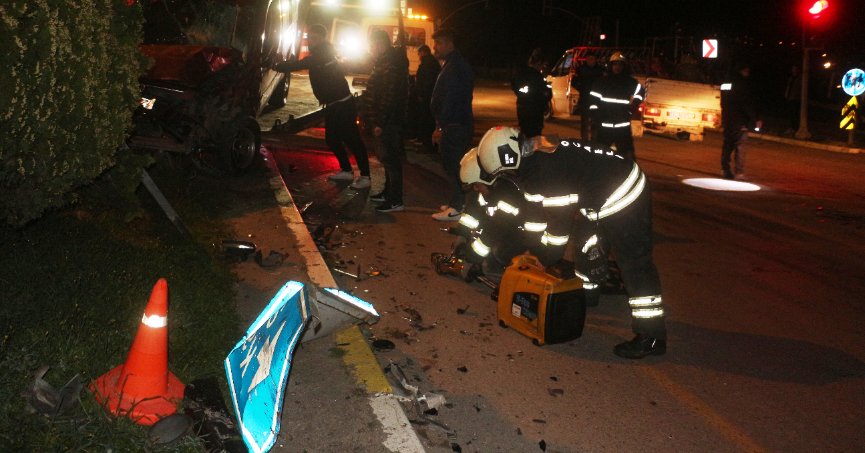 İki hafif ticari araç çarpıştı: 4 yaralı