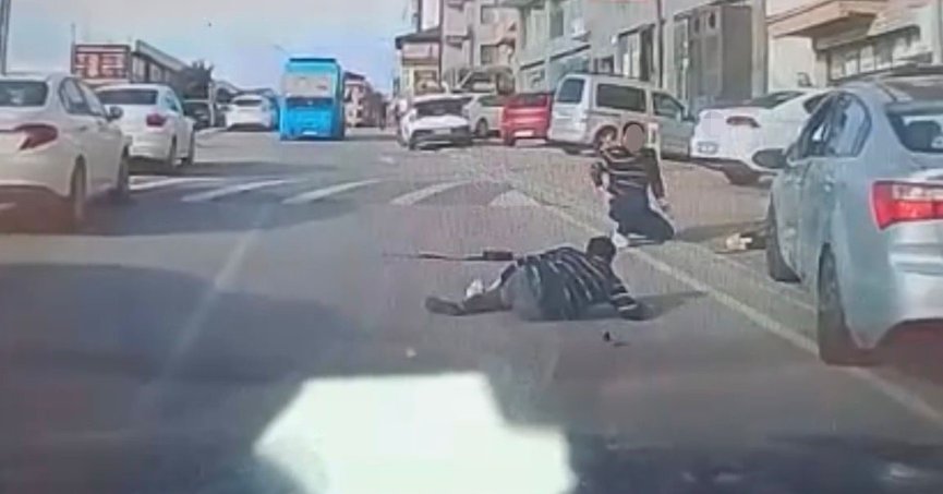 Otomobil kaldırımdaki yayalara çarptı