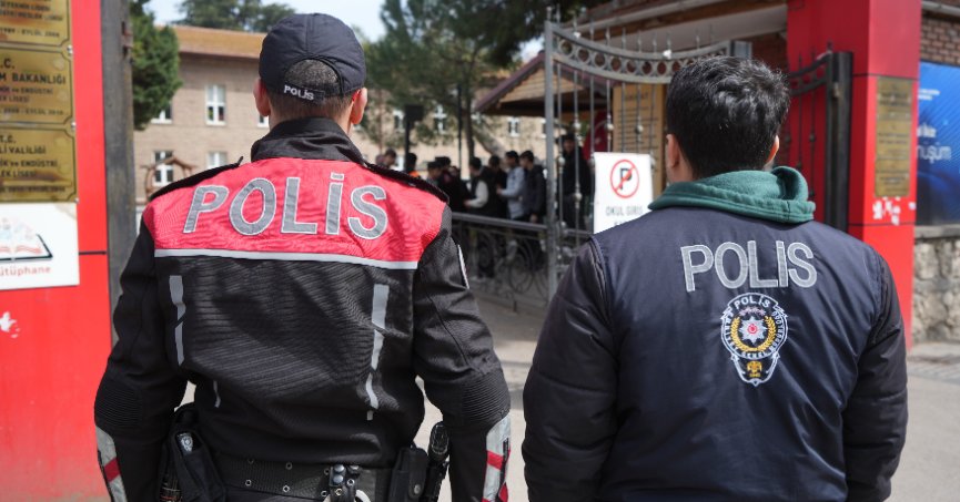 Polis ekiplerinden okul önlerinde güvenlik mesaisi