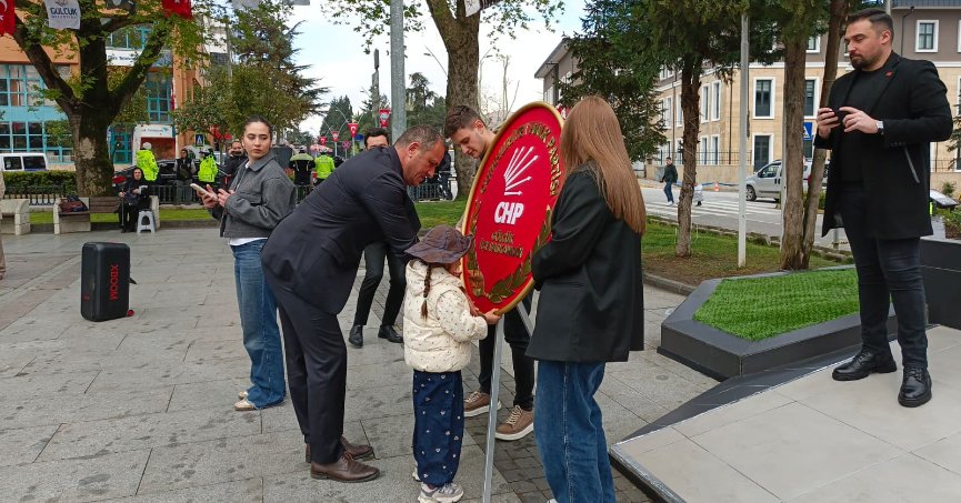 CHP Gölcük’ten 23 Nisan çelengi