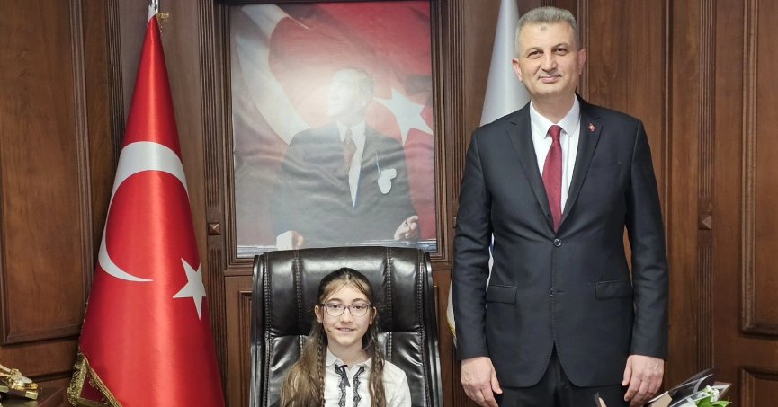 Sezer, koltuğunu Esra'ya devretti