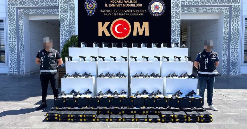 Minibüste kaçak silahlar ele geçirildi