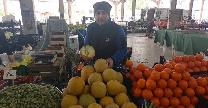 Pazarda yaz ürünleri tezgahları süslüyor