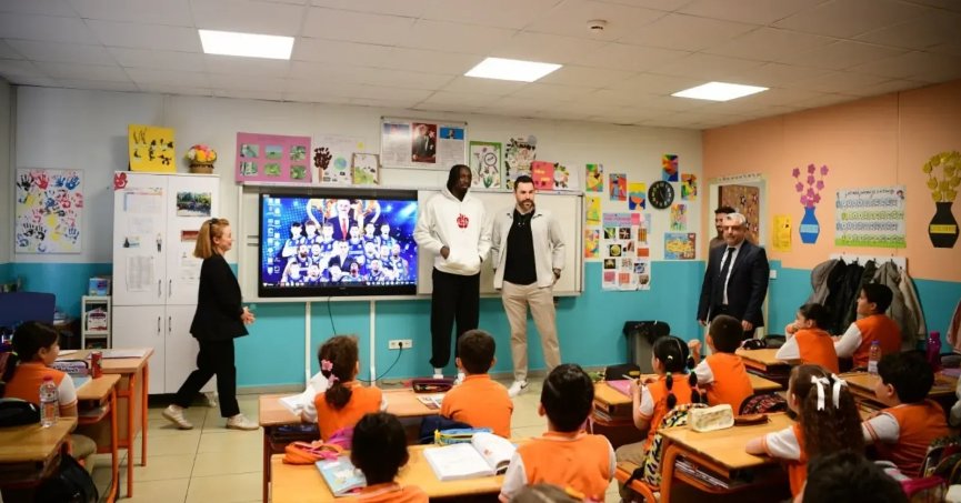 Basketbolculardan okul ziyareti