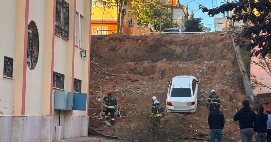 Duvar çöktü, otomobil okul bahçesine düştü