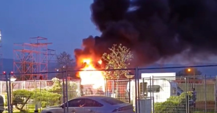 Park halindeki karavan alev alev yandı