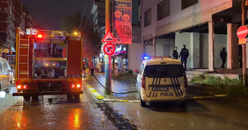 Tahliye edilen binada yakılan ateş korkuttu