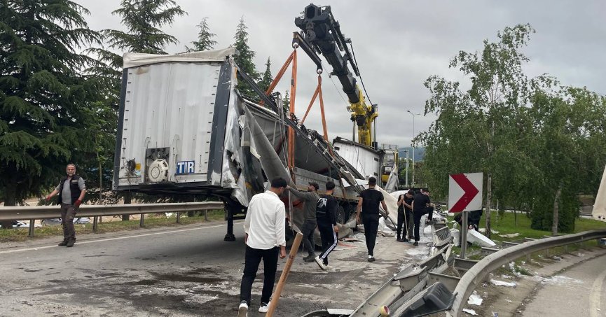 Bariyere çarpan tırın sürücüsü yara almadı