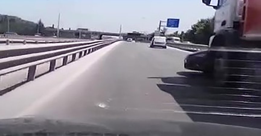 Kamyon otomobili önüne alıp metrelerce sürükledi