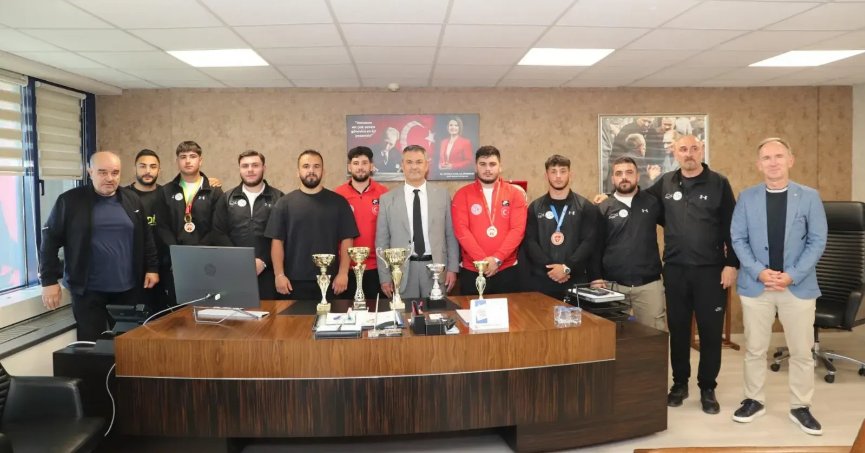 İzmit Belediyespor güreşte kürsü gördü