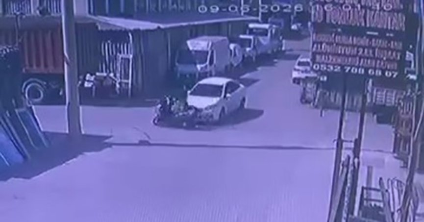 Otomobille motosiklet çarpıştı: 1 yaralı   