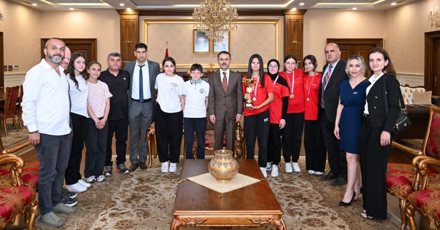    Vali Aktaş, şampiyon kızları kutladı