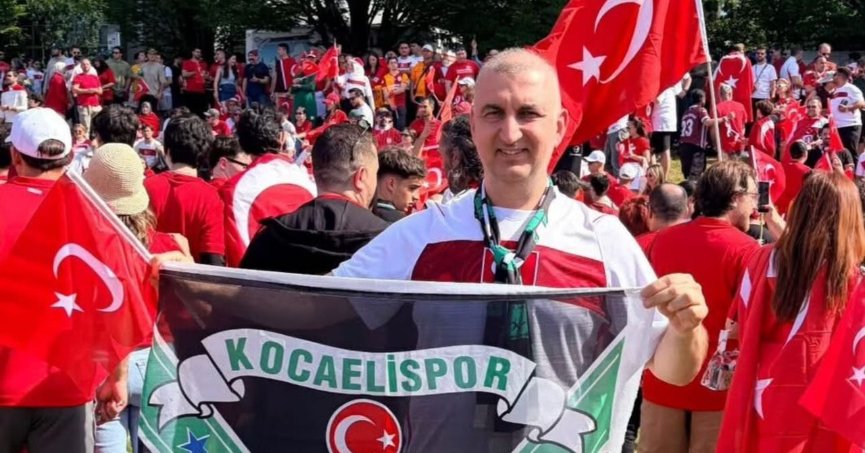 Murat Odabaşı tribünde bayrak açtı