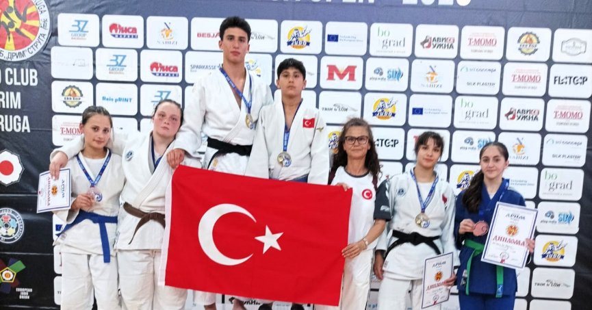 Kağıtspor kürsüye abone oldu